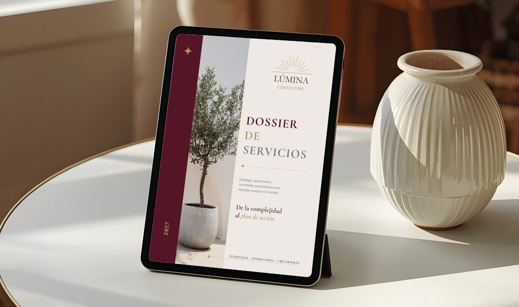 Diseño editorial de dossier corporativo para Lúmina Consulting
